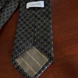 Calvin Klein Black and Blue Geometric Men's Tie 100% silk